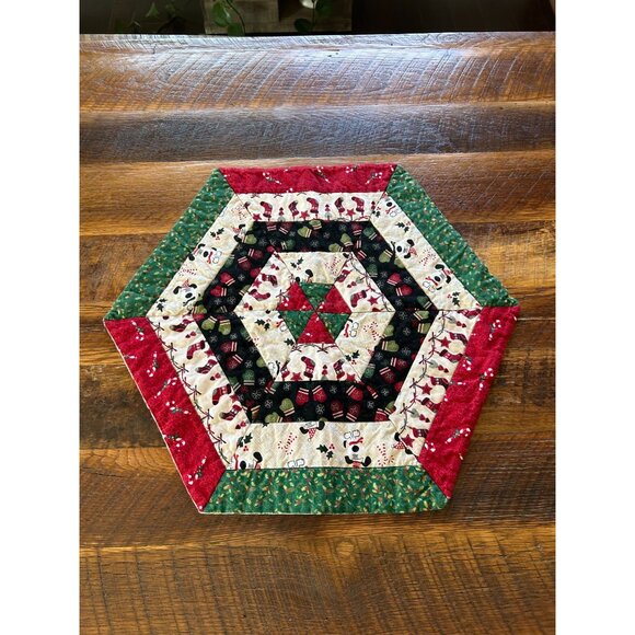 Vintage Handmade Christmas Hexagon Table Topper Cottage Country Holiday - Picture 1 of 11